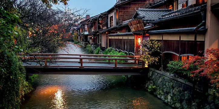 小川のある街並みの風景